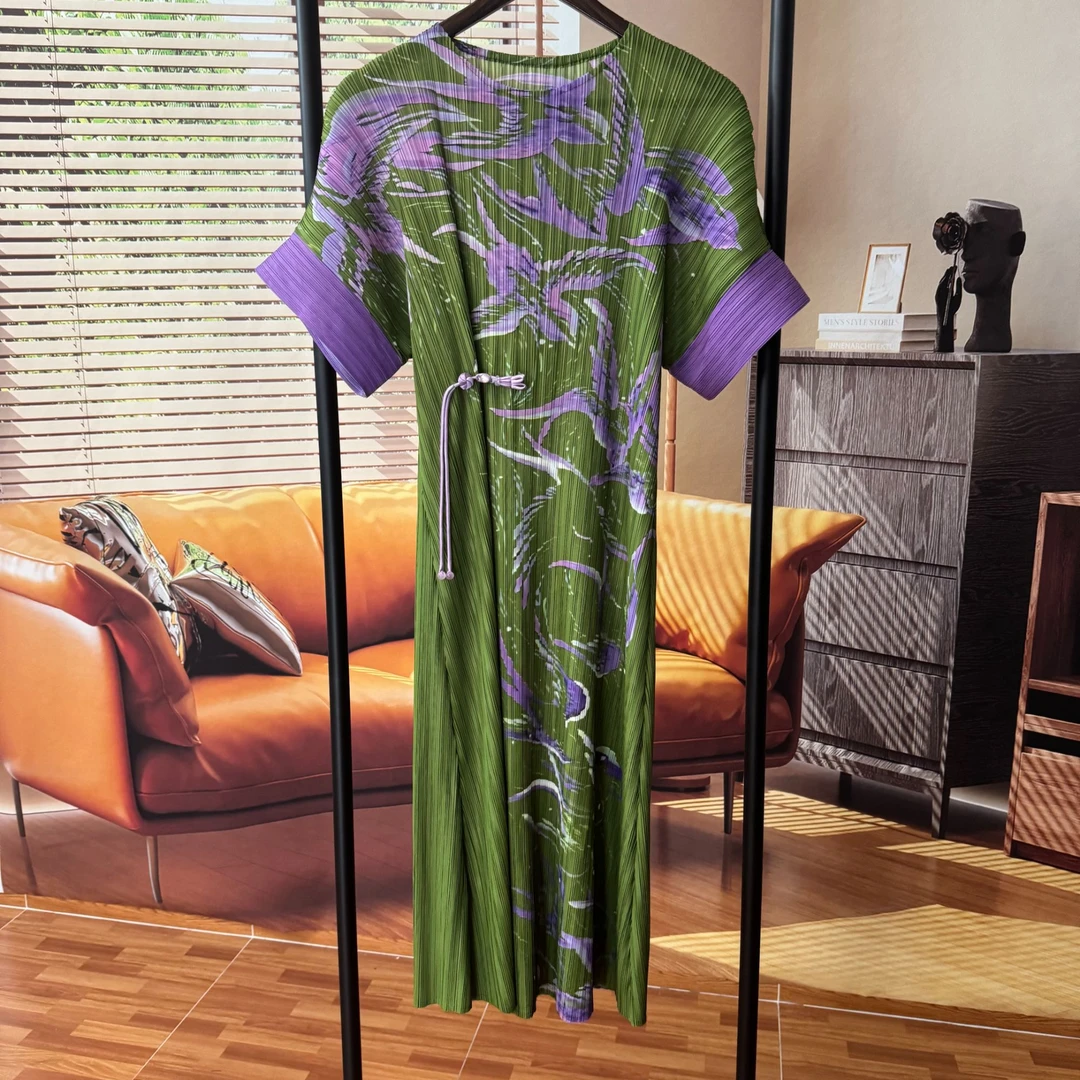 三宅连衣裙减龄气质妈妈高级感绿色裙子夏宽松显瘦大码印花褶皱裙