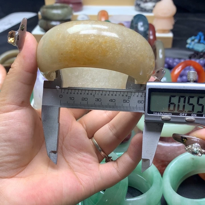 未镶嵌手镯石英质玉