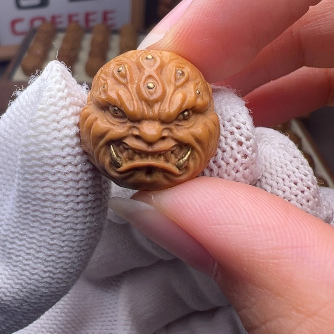 把件猴头核桃镶嵌款九目獠牙18左右尺寸全品有正常封口线