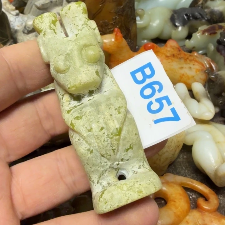 透闪石-蛇纹石玉未镶嵌颈饰