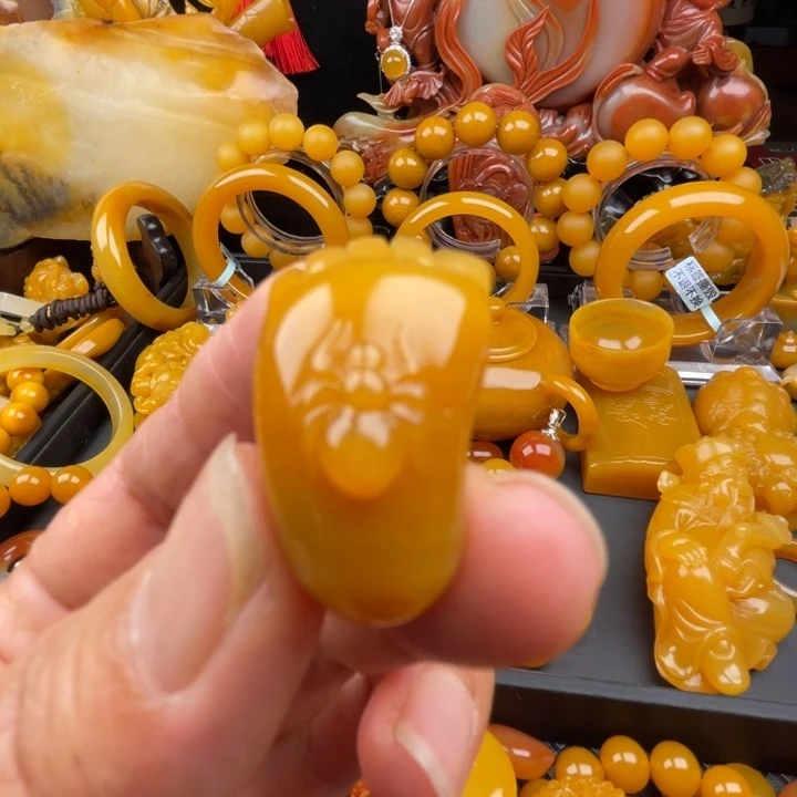 未镶嵌石英质玉(黄龙玉)颈饰