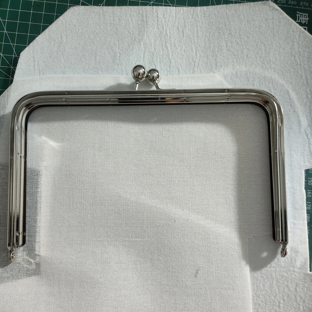 匠人包21*10厘米侧开螺丝孔口金（裁剪好的铺棉，树脂衬）