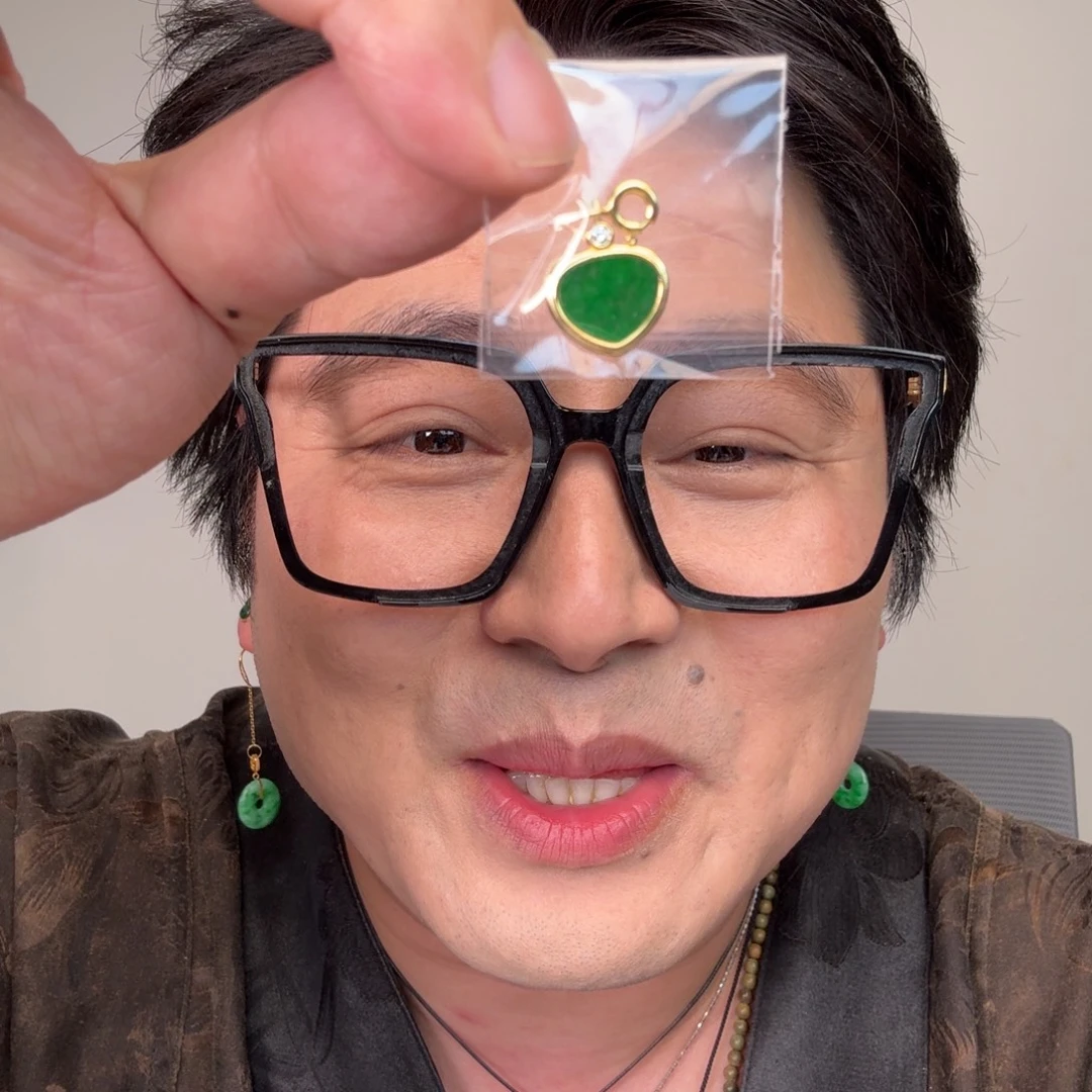 翡翠未镶嵌颈饰一件