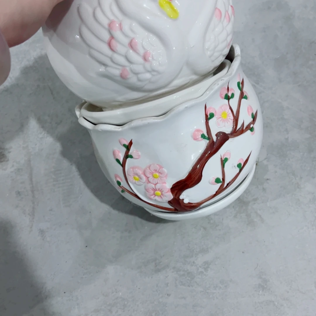 有孔，陶瓷花盆满10米包邮发货。微瑕介意慎拍