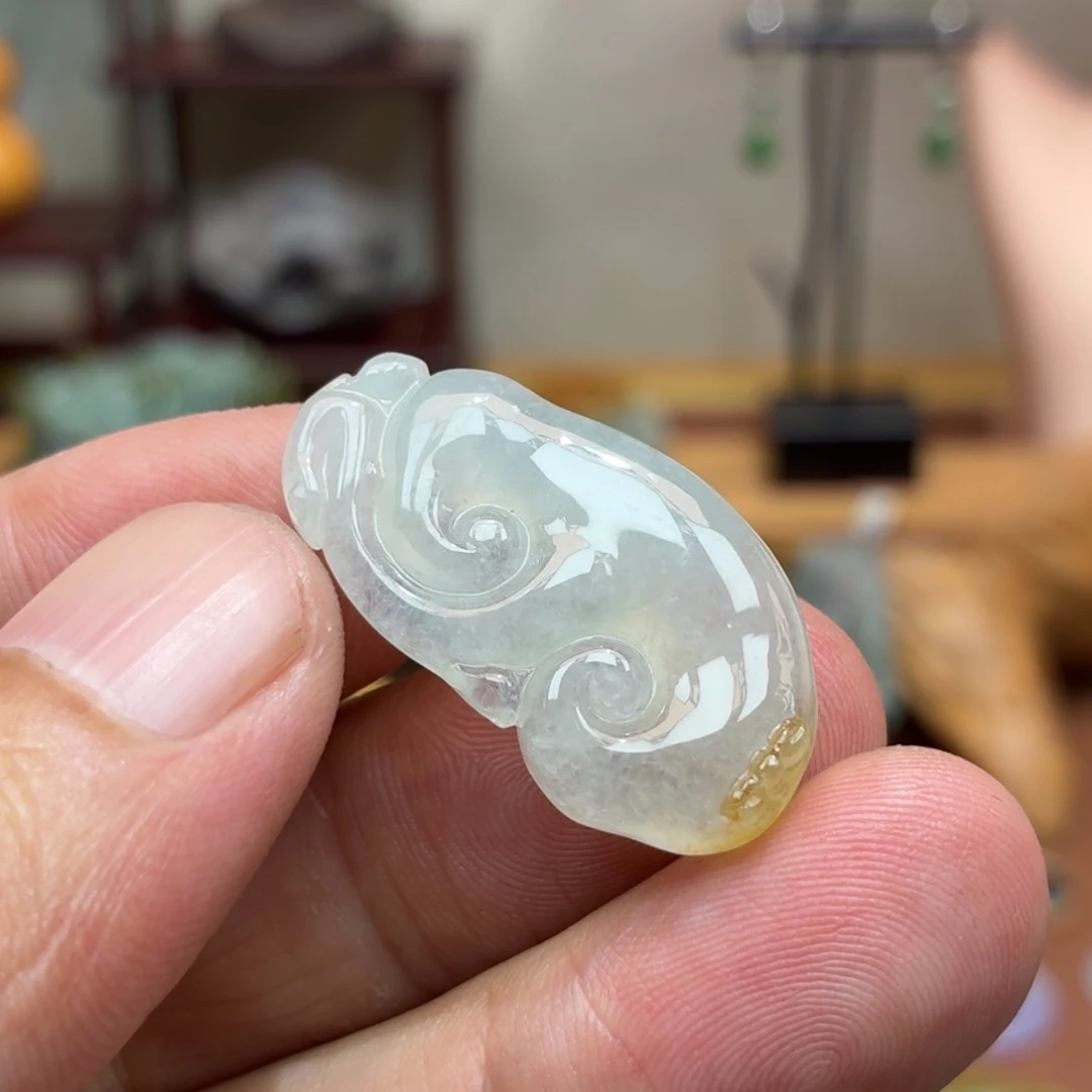 翡翠未镶嵌颈饰如意