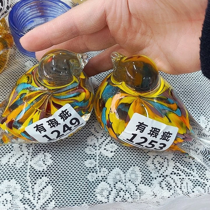 一对瑕家悦琉璃花瓶摆件