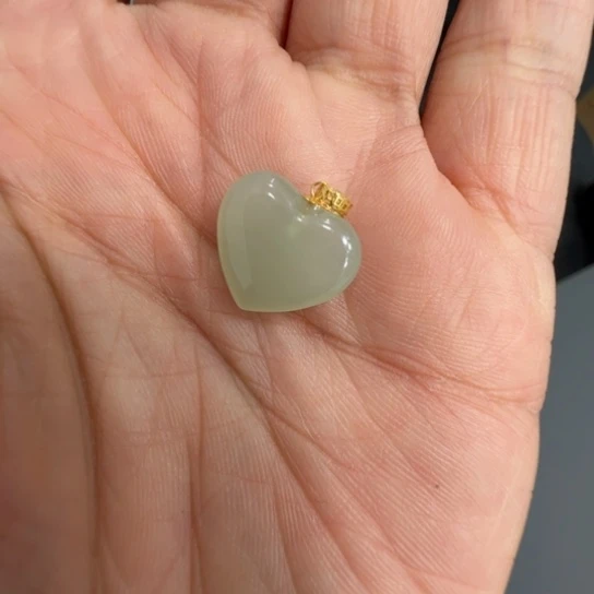 和田玉颈饰18K金镶嵌无包容爱心吊坠