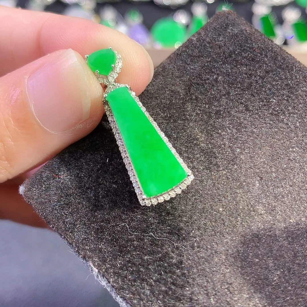 翡翠18K金镶嵌吊坠(赠链)