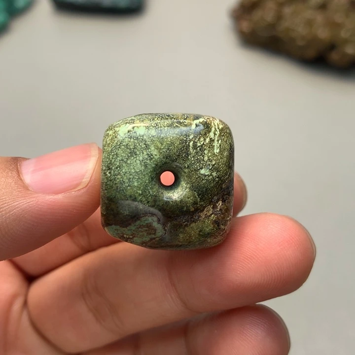 绿松石未镶嵌颈饰