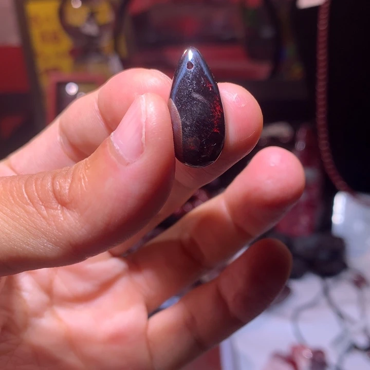 天然辰砂乌晶砂吊坠