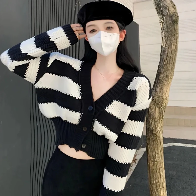 减龄洋气法式小香风v领条纹毛衣女秋冬新款内搭短款针织开衫