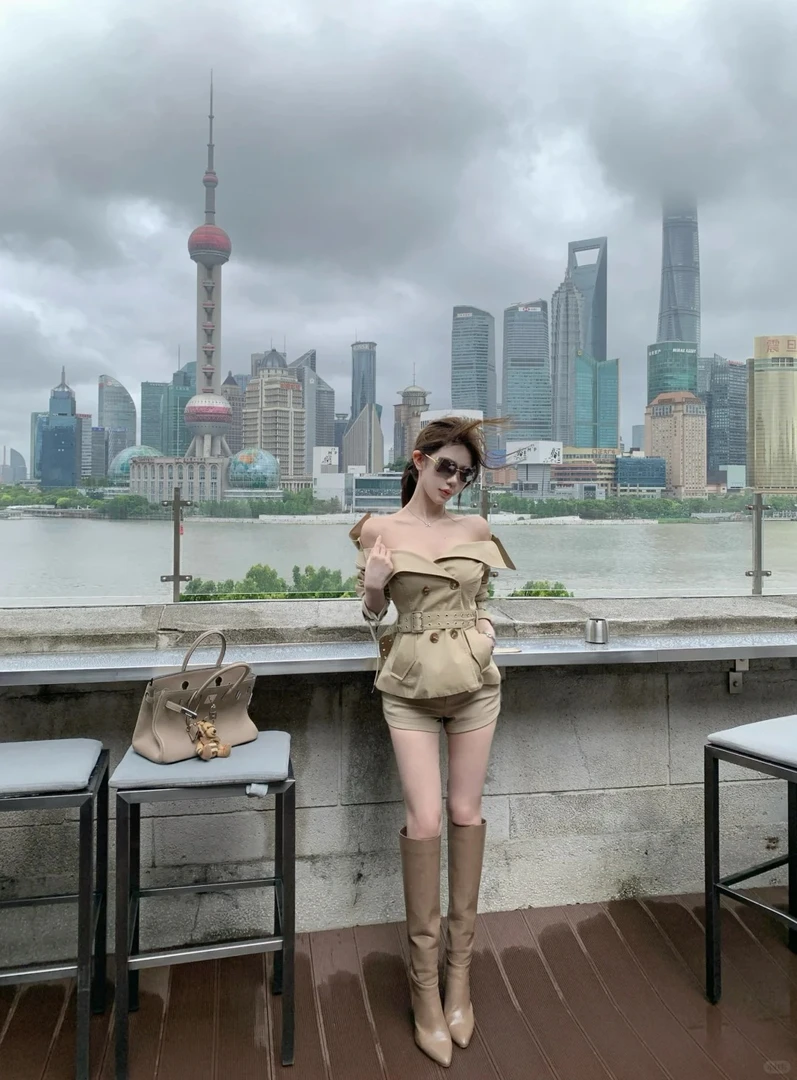 2025新款法式一字肩露肩长袖风衣外套女设计感显瘦短裤时尚两件套