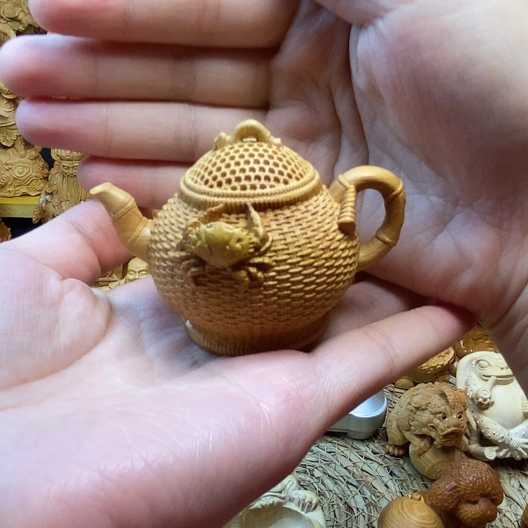 崖柏手工蟹壶雕刻