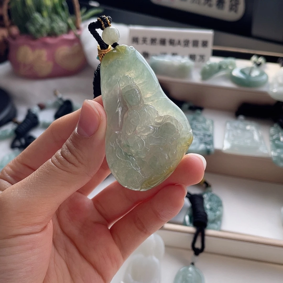橘***-翡翠未镶嵌颈饰玉龙观音