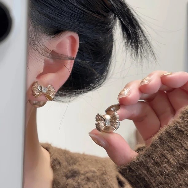 铜合金耳饰 一款多戴法式轻奢蝴蝶结珠珠耳钉