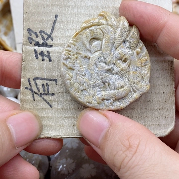 颈饰未镶嵌硅化珊瑚（珊瑚玉）灯**珊