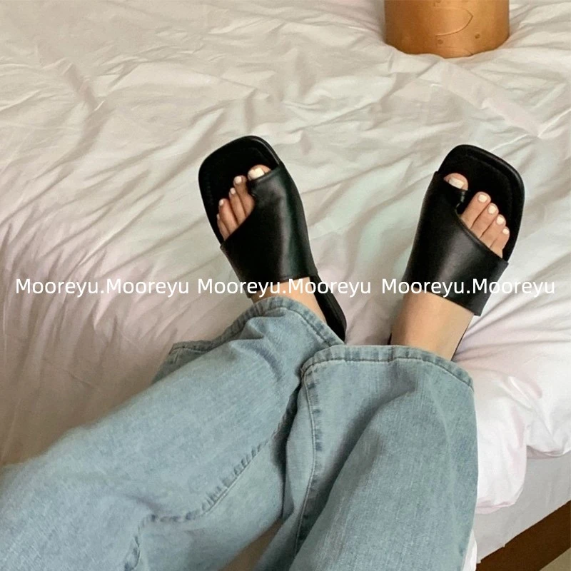 Mooreyu夹脚拖鞋女夏季外穿2025年黑色简约ins风平底个性一字凉拖