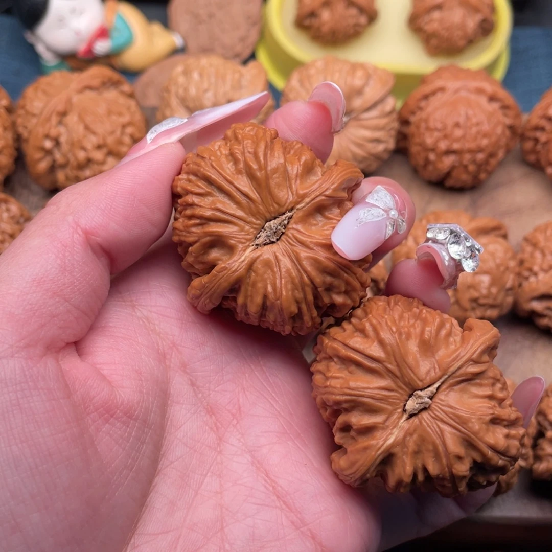 文玩核桃吊坠全品精配红皮球白43