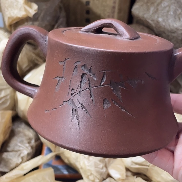 紫砂茶壶矿泥料手工制作的一把紫砂壶。