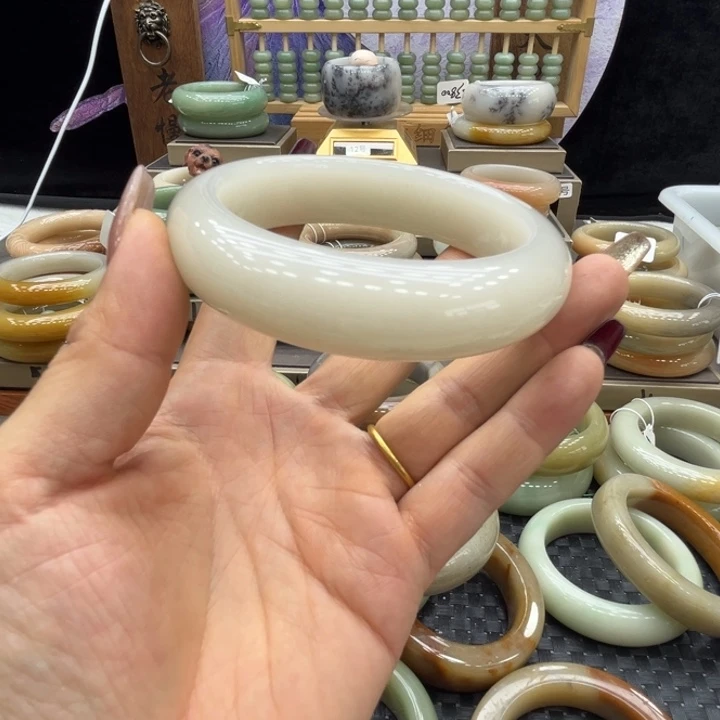 气***）石英岩玉未镶嵌手镯