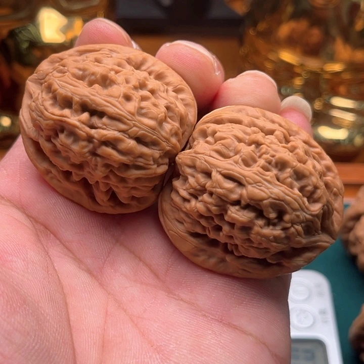 山***业文玩核桃把件红锦鲤