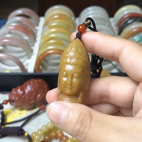 石英质玉未镶嵌颈饰