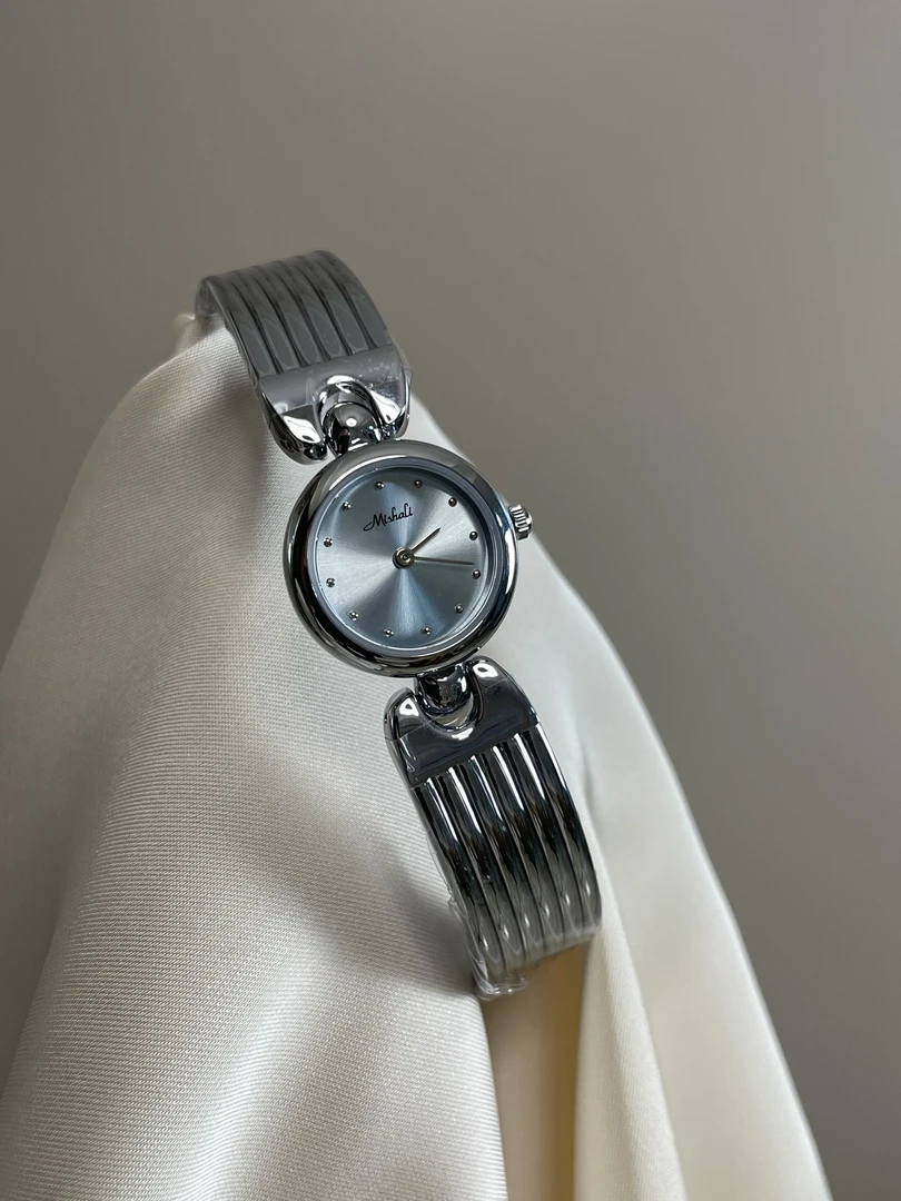 2025冰蓝系列女生钢带手镯手表小众设计感高级感气质百搭女士腕表