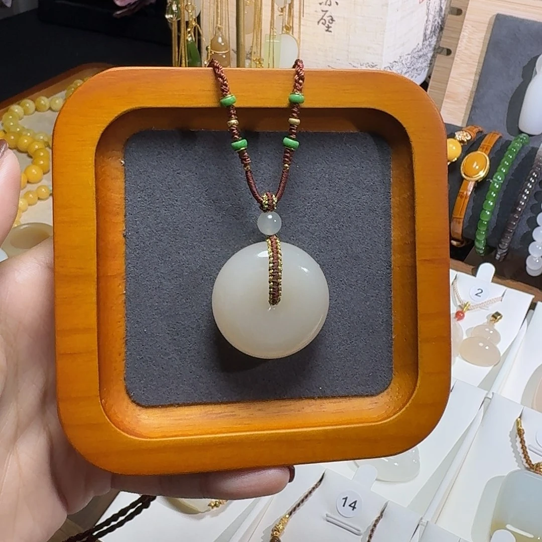 つ***蛋和田玉未镶嵌颈饰藕粉平安扣