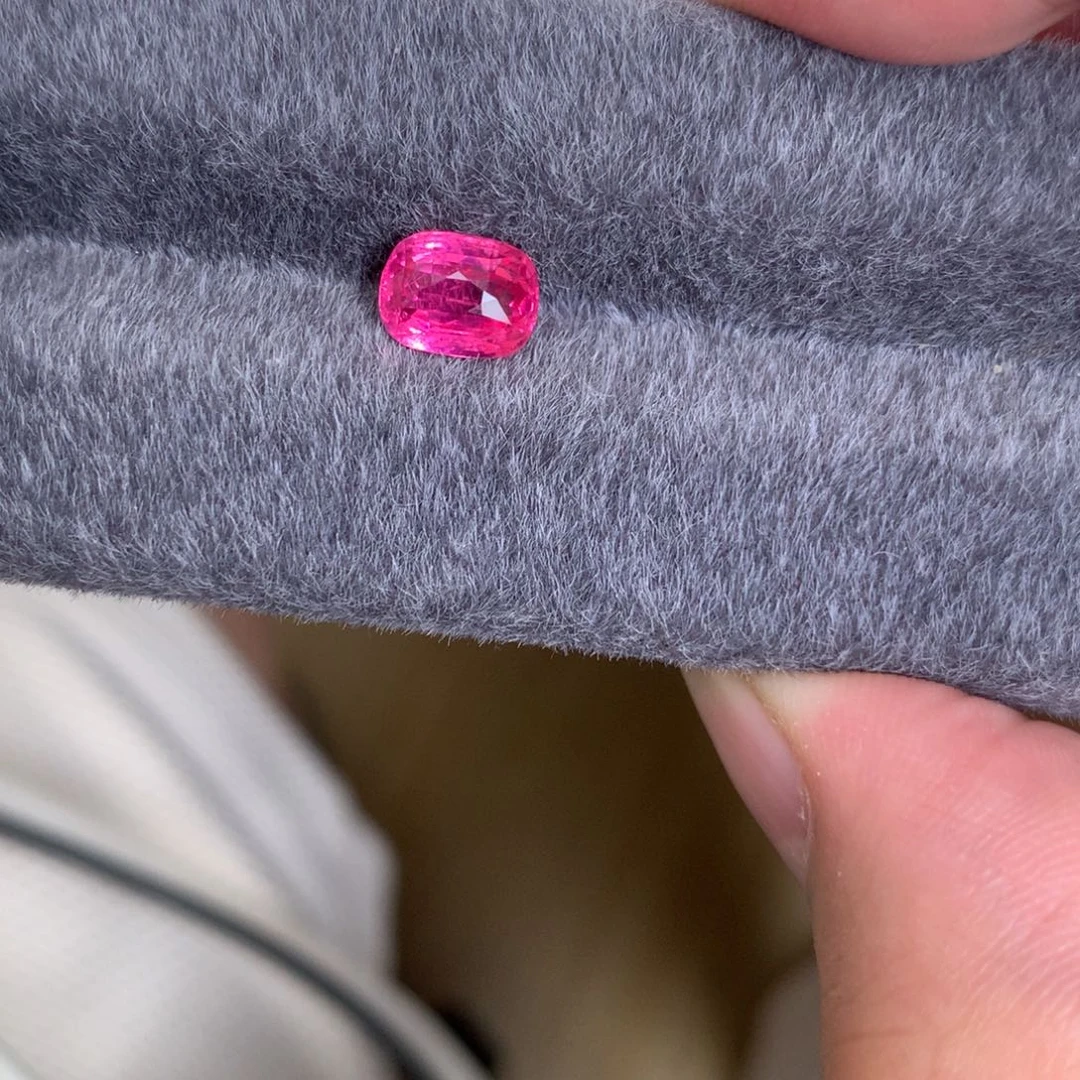 裸石尖晶石2卡 无烧 莲花 吉尔德