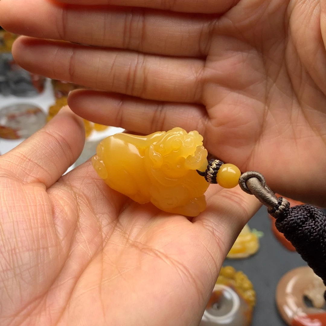 石英质玉（黄龙玉）挂件未镶嵌北****字