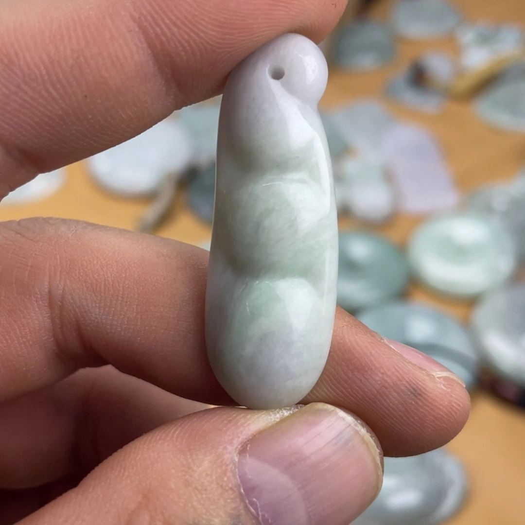 翡翠未镶嵌颈饰豆