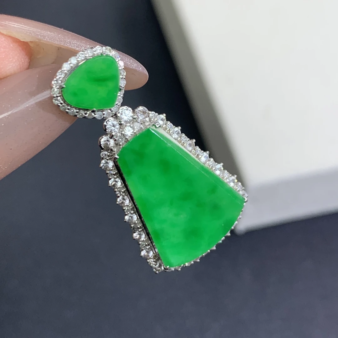 新品推荐·18k金阳绿辣绿飘花无事牌缅A翡翠玉石吊坠气质绿色