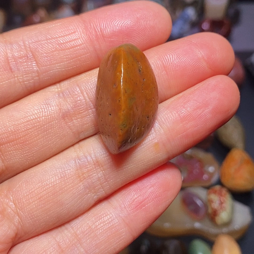 若****石材嘉吉滩俏红色三棱