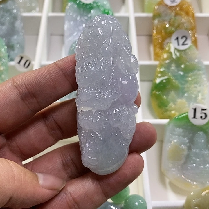 翡翠未镶嵌颈饰龙