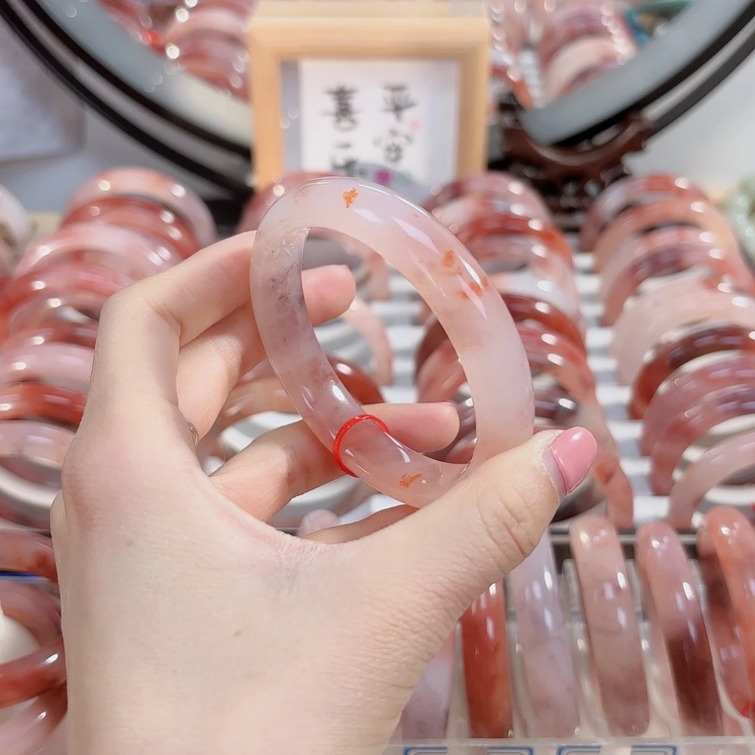 石英质玉手镯未镶嵌月****?