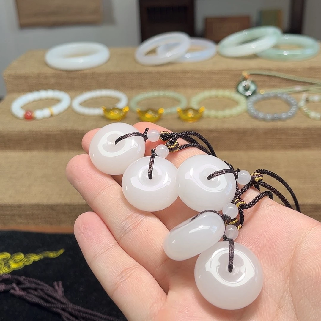 石英质玉未镶嵌颈饰