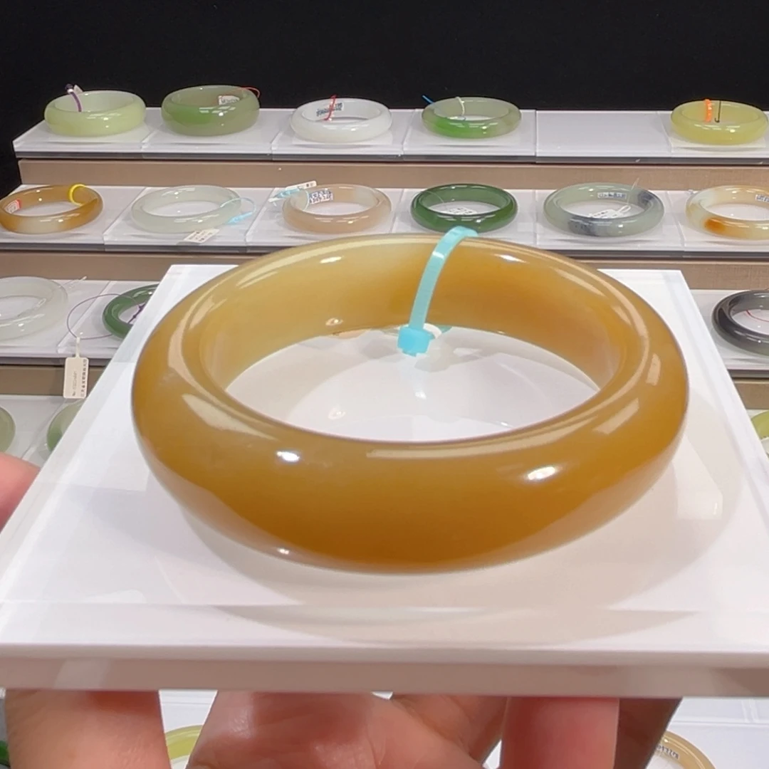 和田玉手镯未镶嵌且末糖轮胎