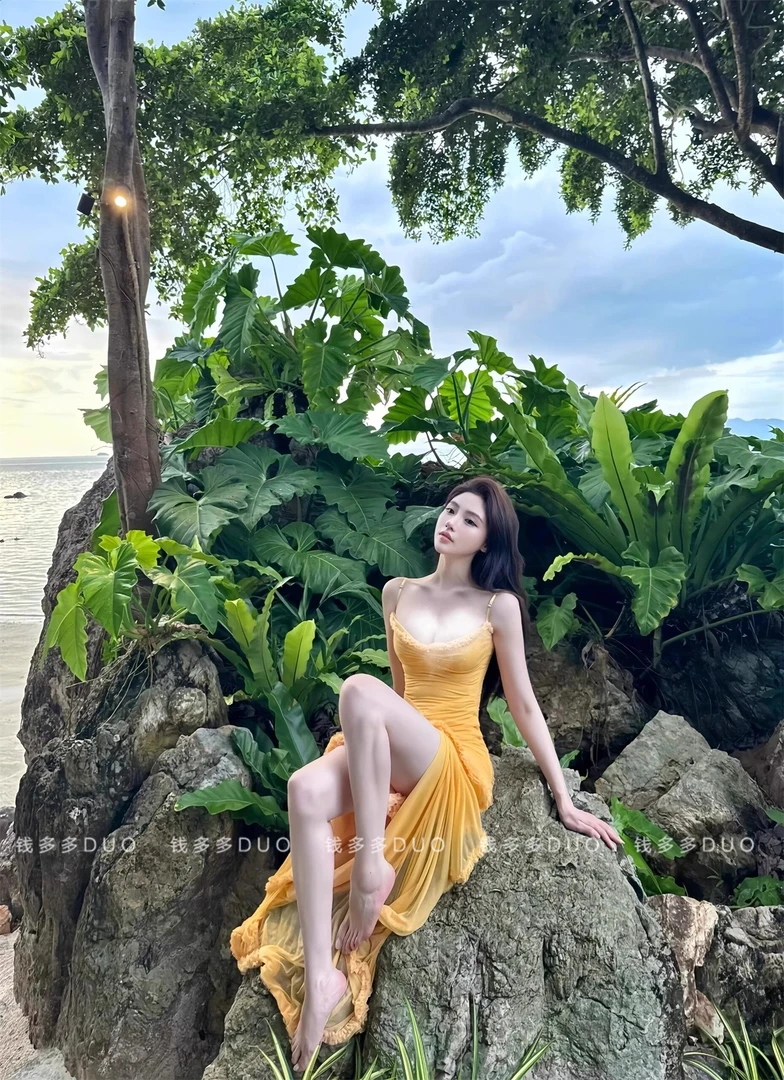 法式气质名媛荷叶边吊带裙收腰黄色显身材连衣裙高级感褶皱长裙女