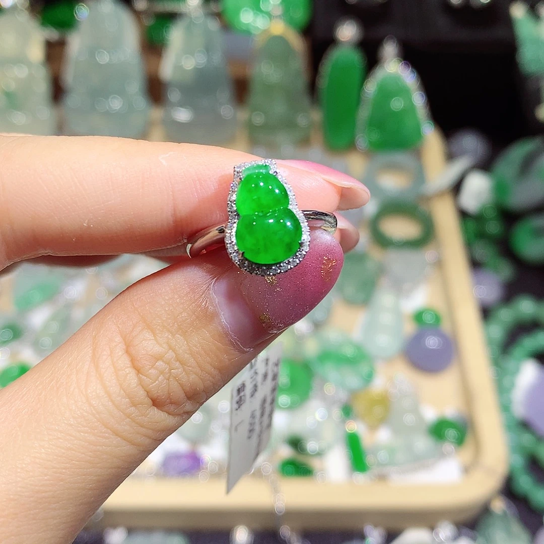 颈饰18K金镶嵌翡翠葫芦