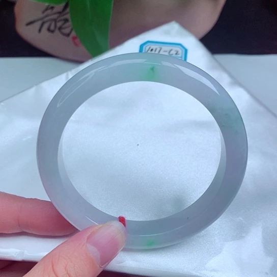 翡翠手镯未镶嵌    47   正圈61 冰白底青