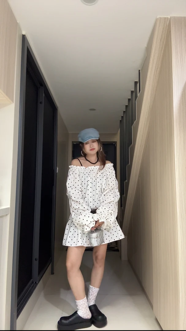 韩版一字领斜领波点上衣