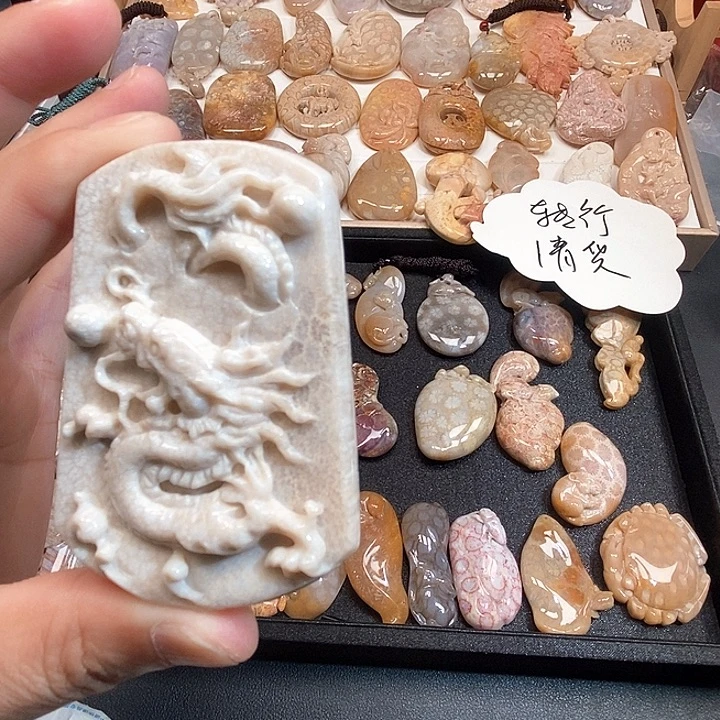 颈饰未镶嵌硅化珊瑚（珊瑚玉）