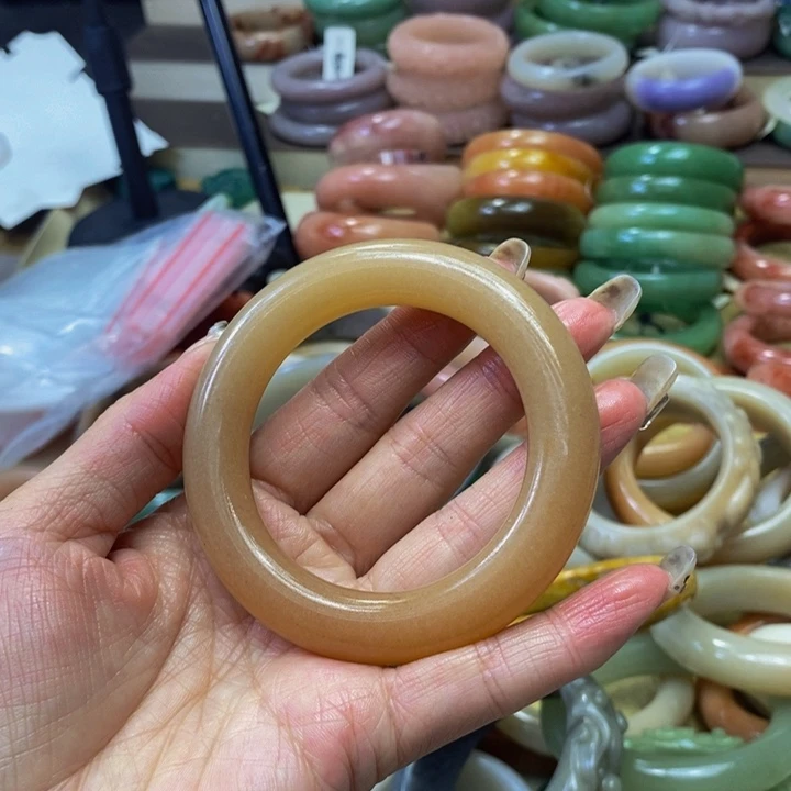 未镶嵌手镯石英质玉