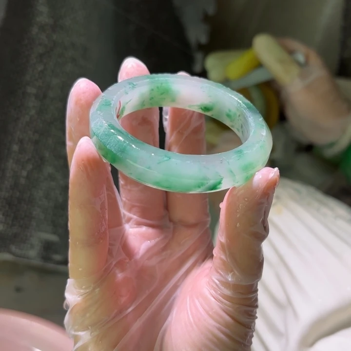 百****石英质玉（非洲翠）未镶嵌手镯定制