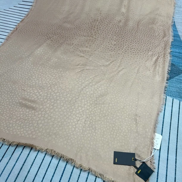 未使用 FENDI/芬迪 裸色真丝丝巾披肩186*70