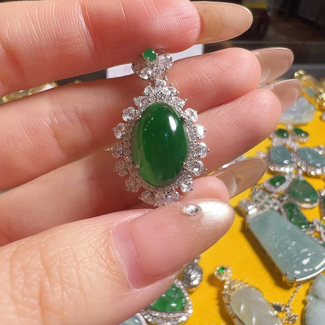 翡翠未镶嵌颈饰蛋