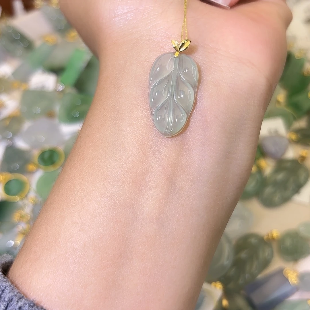 翡翠18K金镶嵌颈饰叶子