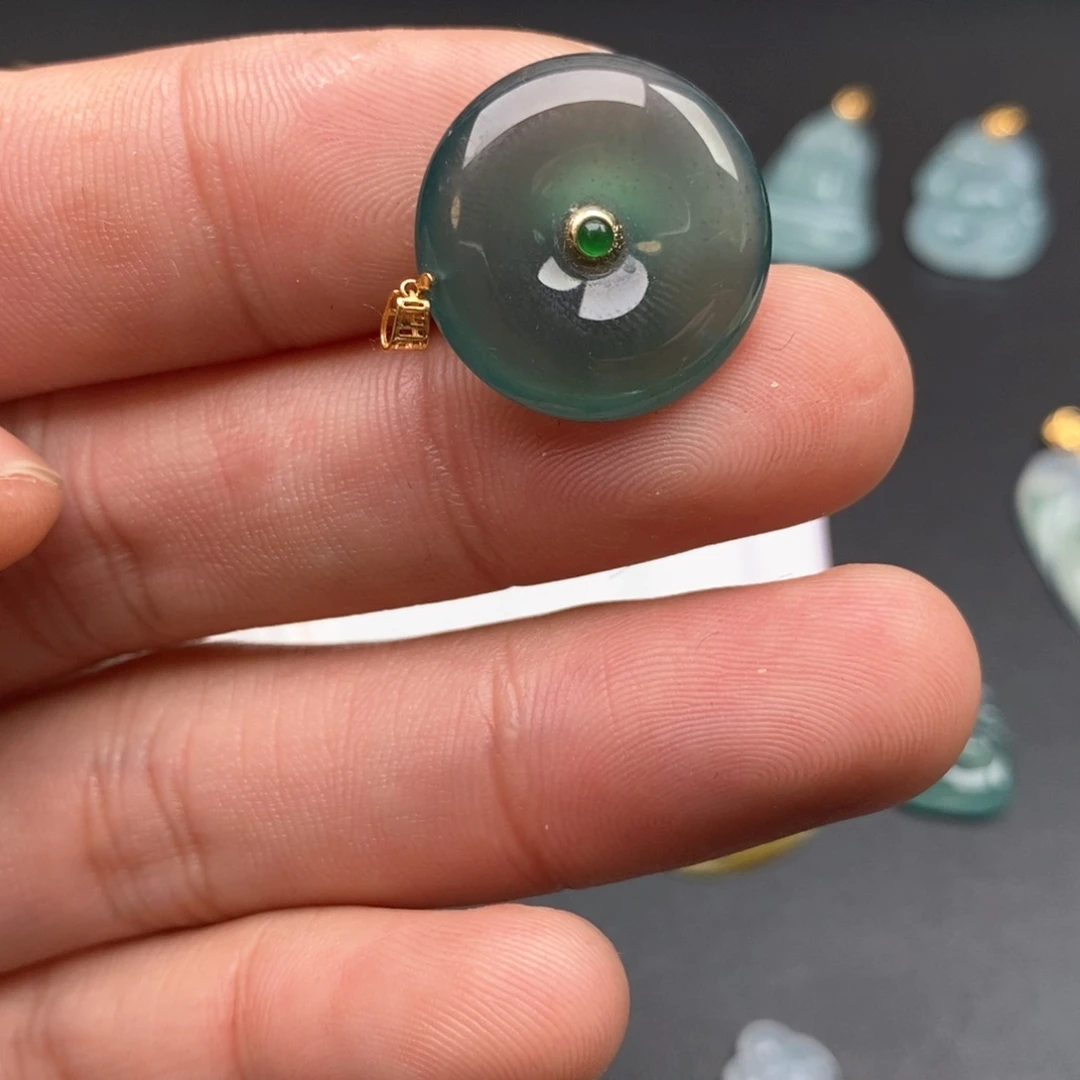 颈饰18K金镶嵌翡翠