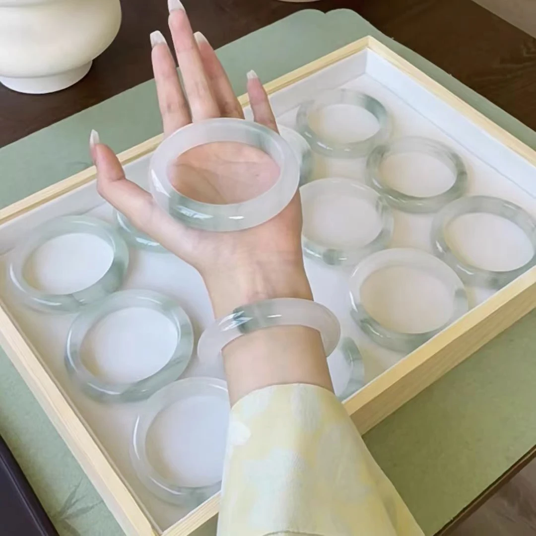 新疆天然玉石天山翠金丝玉手镯正圈冰底晕染浅飘花（多样性发其一）