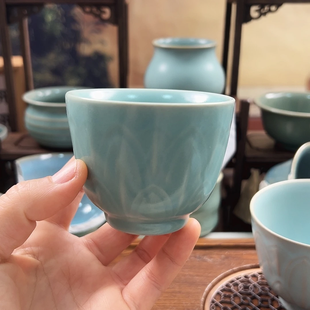 仿古釉水莲瓣主人杯